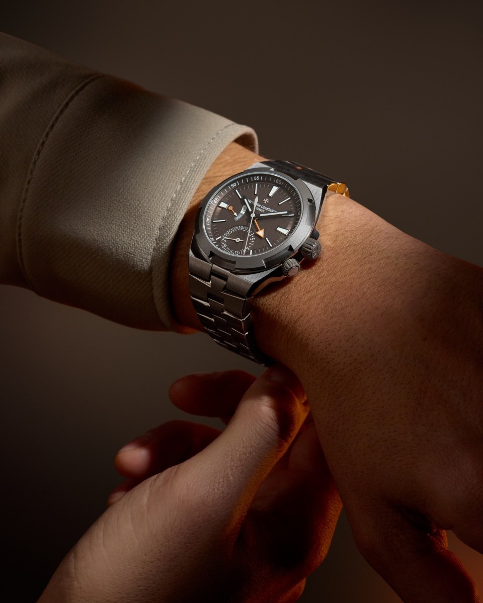 عرض بديل - صورة أسلوب حياة للمنتج - ساعة يد - أوڤرسيز دوال تايم كاردينال بوينتس - الجنوب - 41 مم تيتانيوم مع المطاط, تيتانيوم الأحزمة