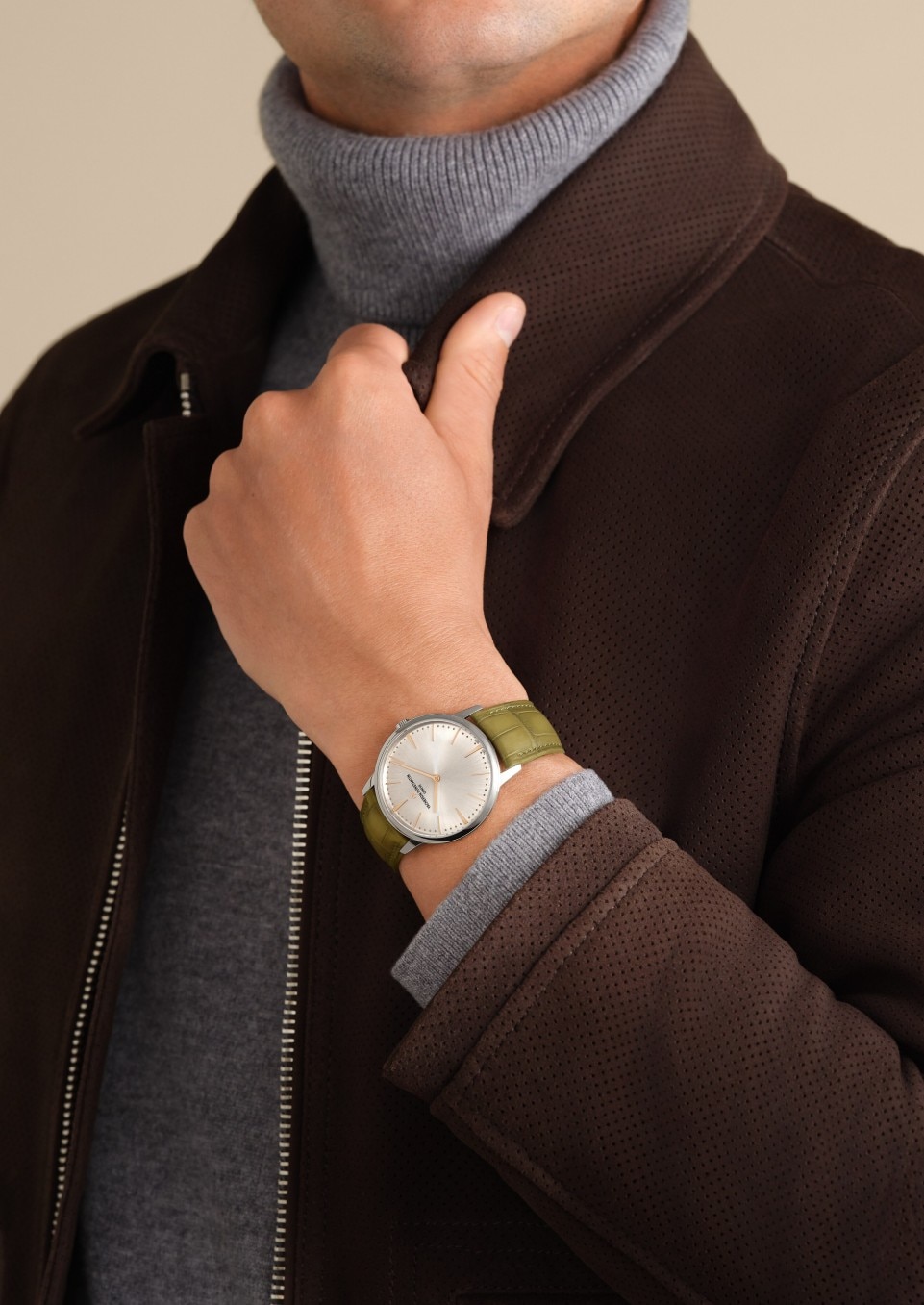 - Фото изделия в стиле Lifestyle - Часы - Patrimony с ручным заводом - 39 mm Белое золото c Кожа аллигатора ремешком