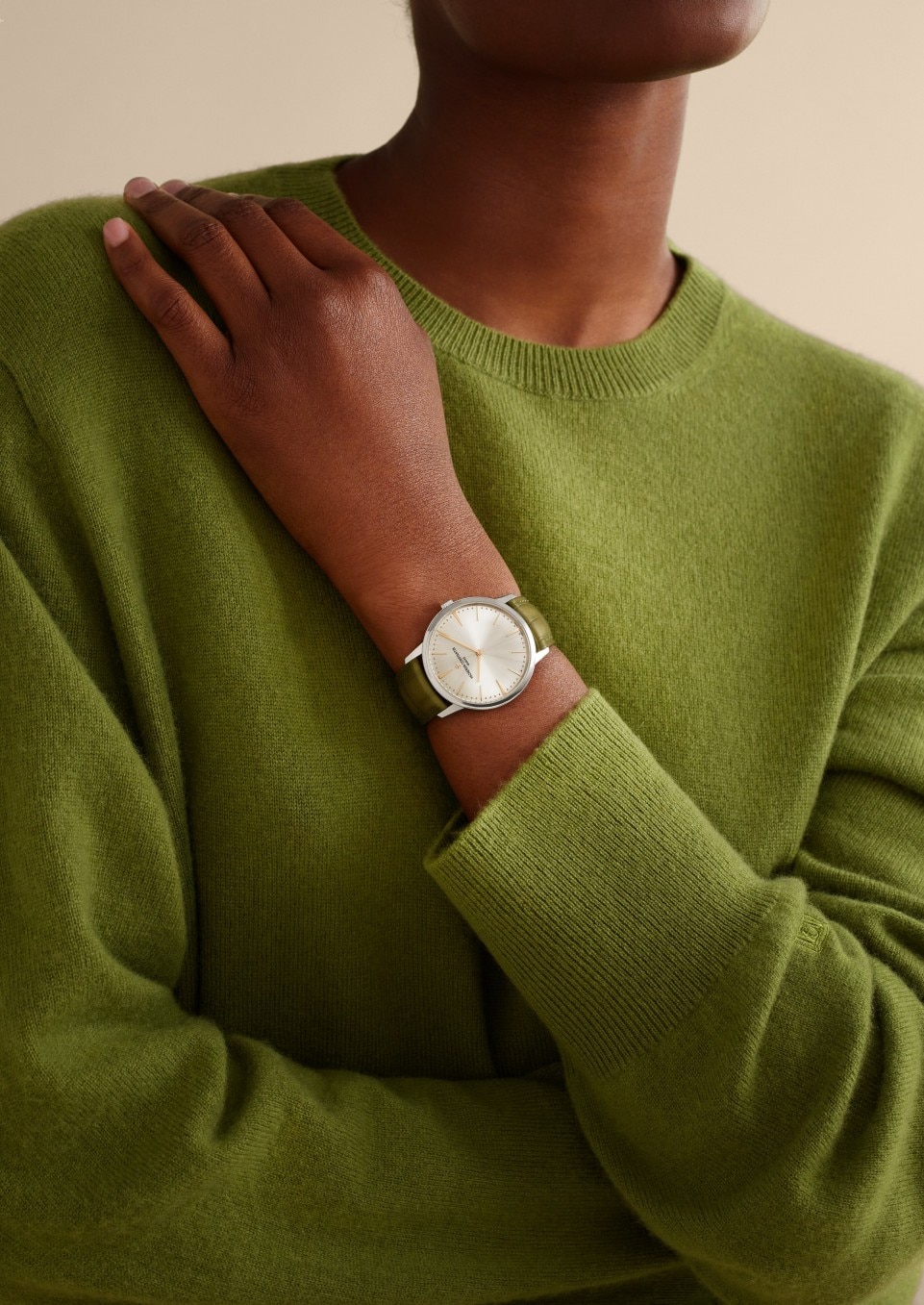 - Фото изделия в стиле Lifestyle - Часы - Patrimony с ручным заводом - 39 mm Белое золото c Кожа аллигатора ремешком