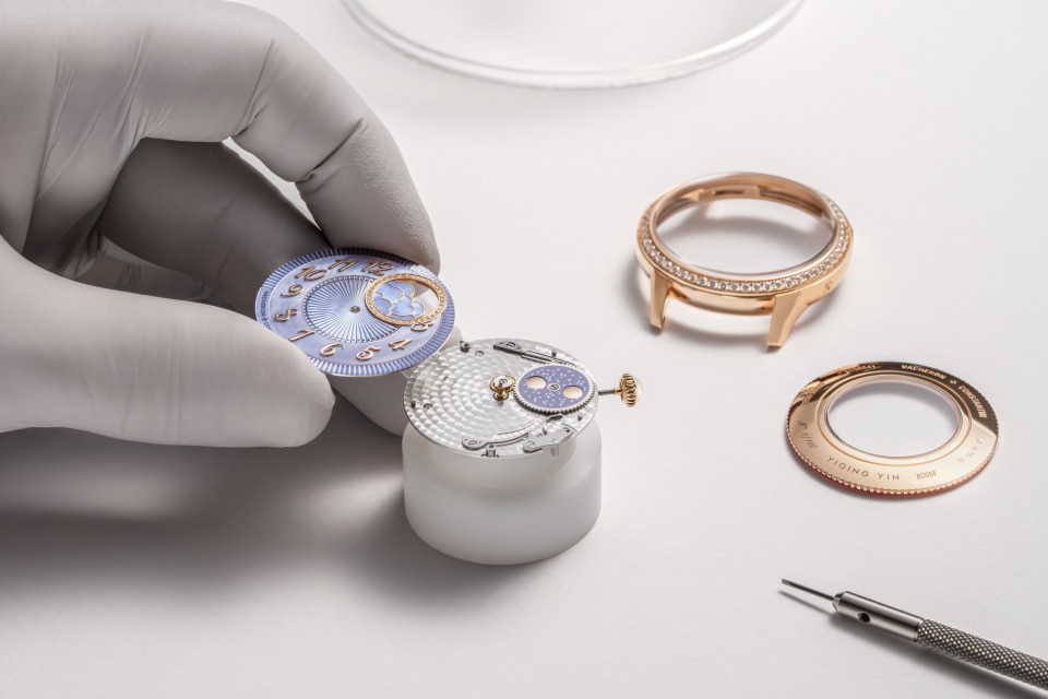 มุมมองอื่น - การรายงานข่าว - นาฬิกา - Égérie Moon Phase - 37 mm พิงค์โกลด์ พร้อม หนังลูกวัวผิวซาติน, หนังลูกวัว, หนังจระเข้ สายนาฬิกา