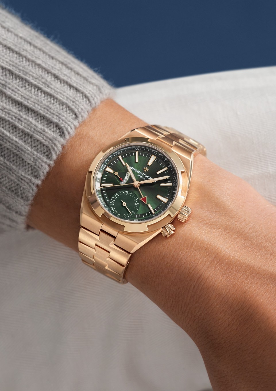 - Фото изделия в стиле Lifestyle - Часы - Overseas с функцией второго часового пояса - 41 mm Розовое золото c Кожа теленка с зернением, Каучук Ремешки