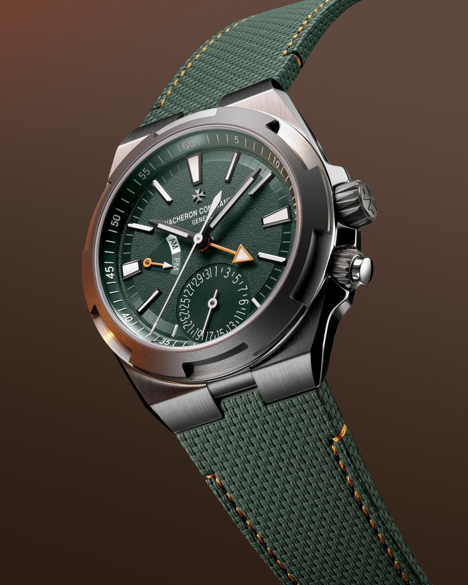 3/4-Ansicht - Packshot - Uhr - Overseas Dual Time Cardinal Points - West - 41 mm Titan mit Kautschuk, Titan Armbänder