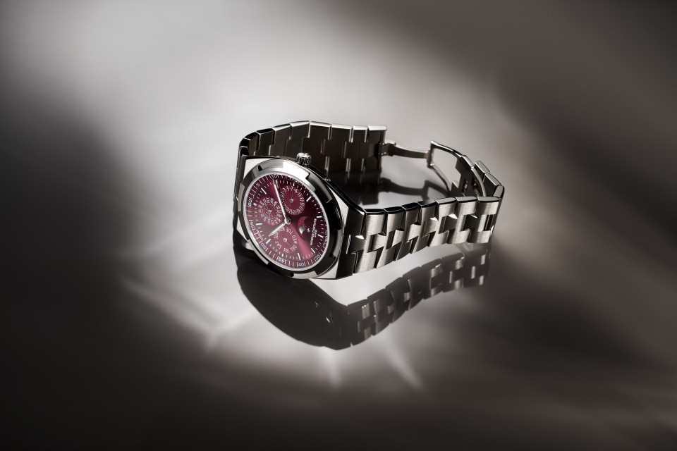 Vue alternative - Photo produit lifestyle - Montre - Overseas quantième perpétuel ultra-plate - 41,5 mm Or blanc avec Caoutchouc bracelet