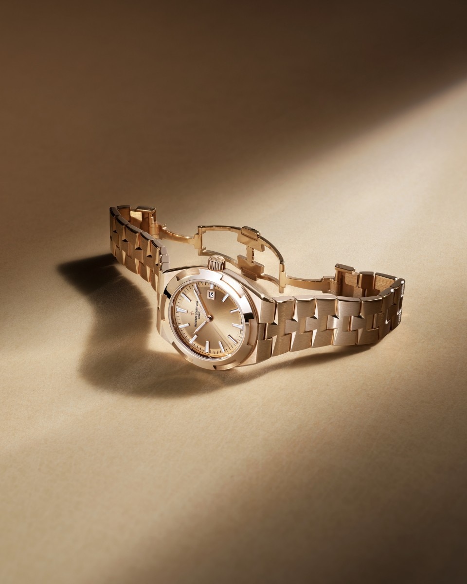 Other view - Lifestyle product photo - Watch - Overseas self-winding - 34.5 mm Pink Gold with Alligator leather, Rubber, 18K pink gold straps