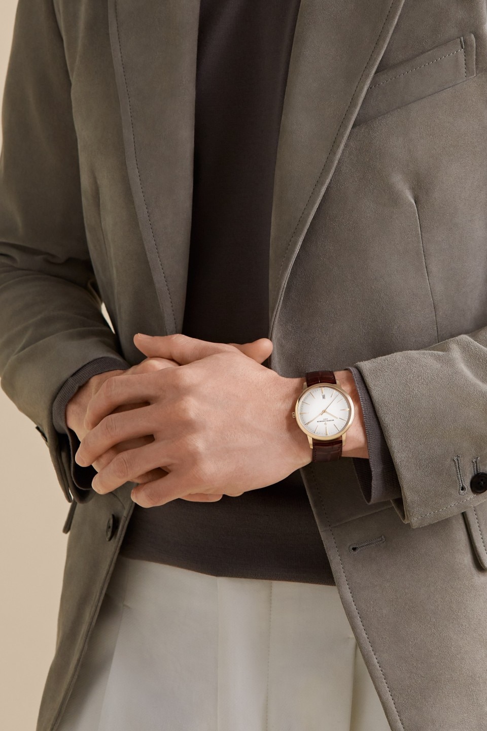 - Фото изделия в стиле Lifestyle - Часы - Patrimony с автоматическим подзаводом - 40 mm Розовое золото c Кожа аллигатора ремешком