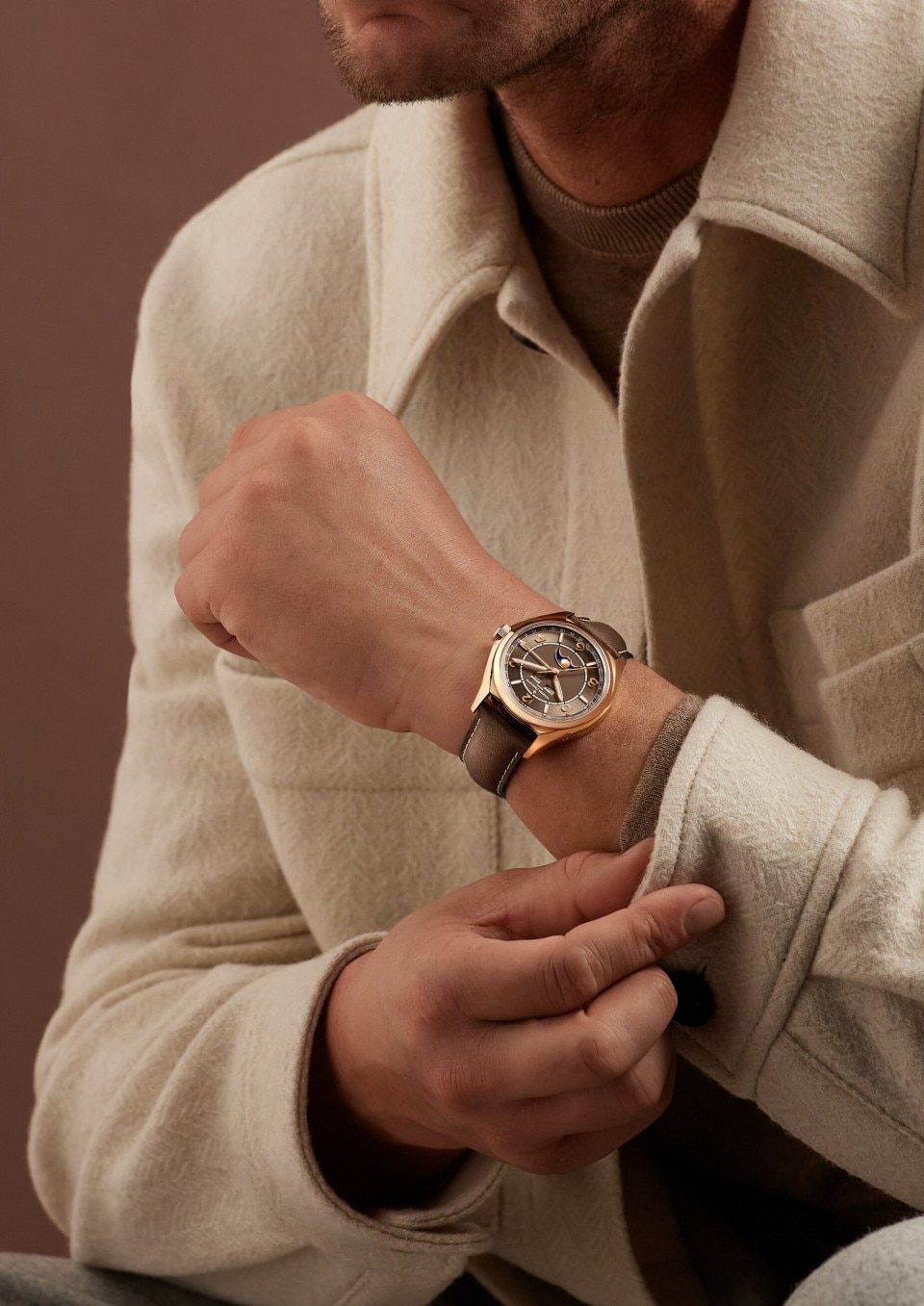 - Фото изделия в стиле Lifestyle - Часы - Fiftysix с полным календарем - 40 mm Розовое золото c Кожа теленка ремешком