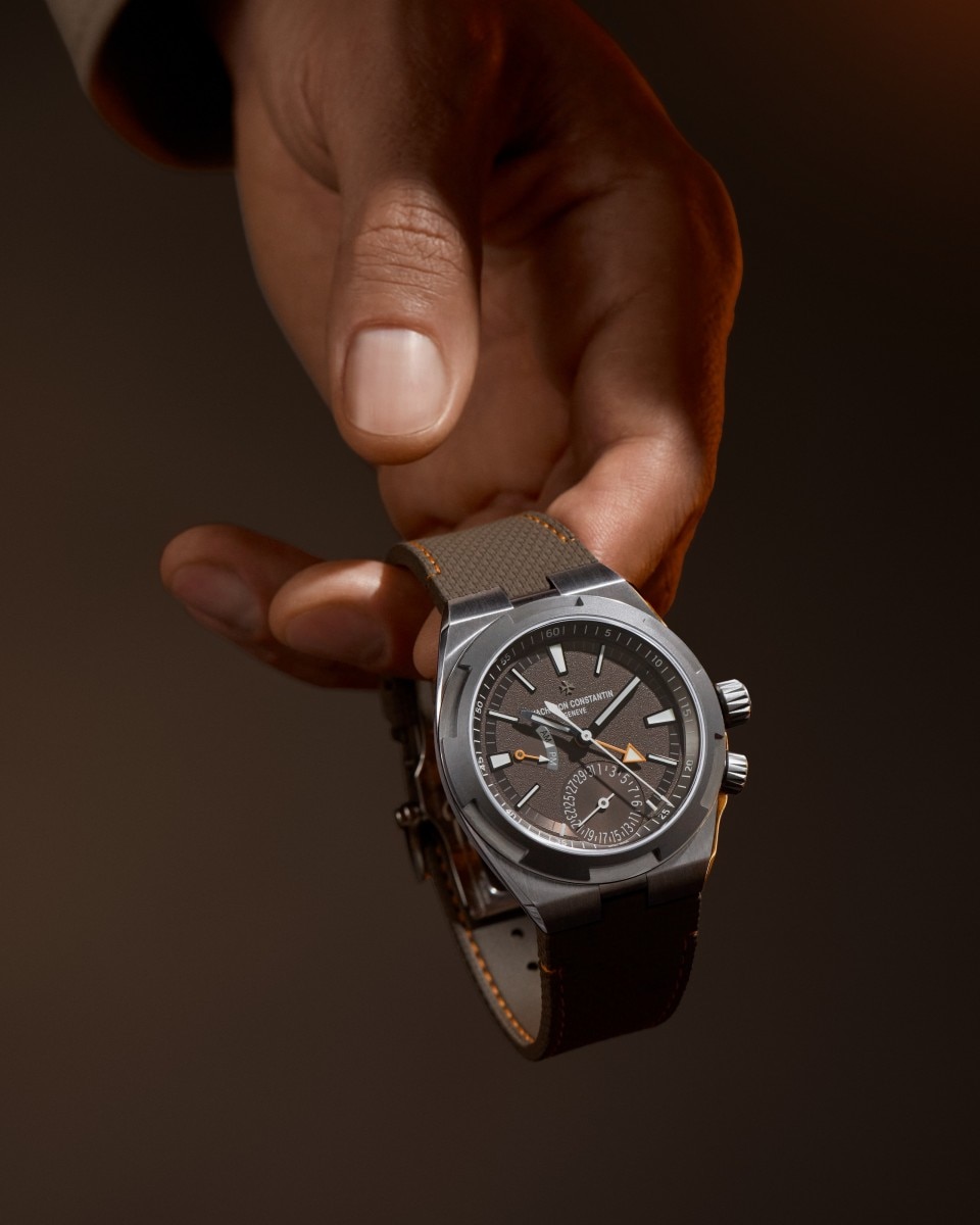 عرض بديل - صورة أسلوب حياة للمنتج - ساعة يد - أوڤرسيز دوال تايم كاردينال بوينتس - الجنوب - 41 مم تيتانيوم مع المطاط, تيتانيوم الأحزمة