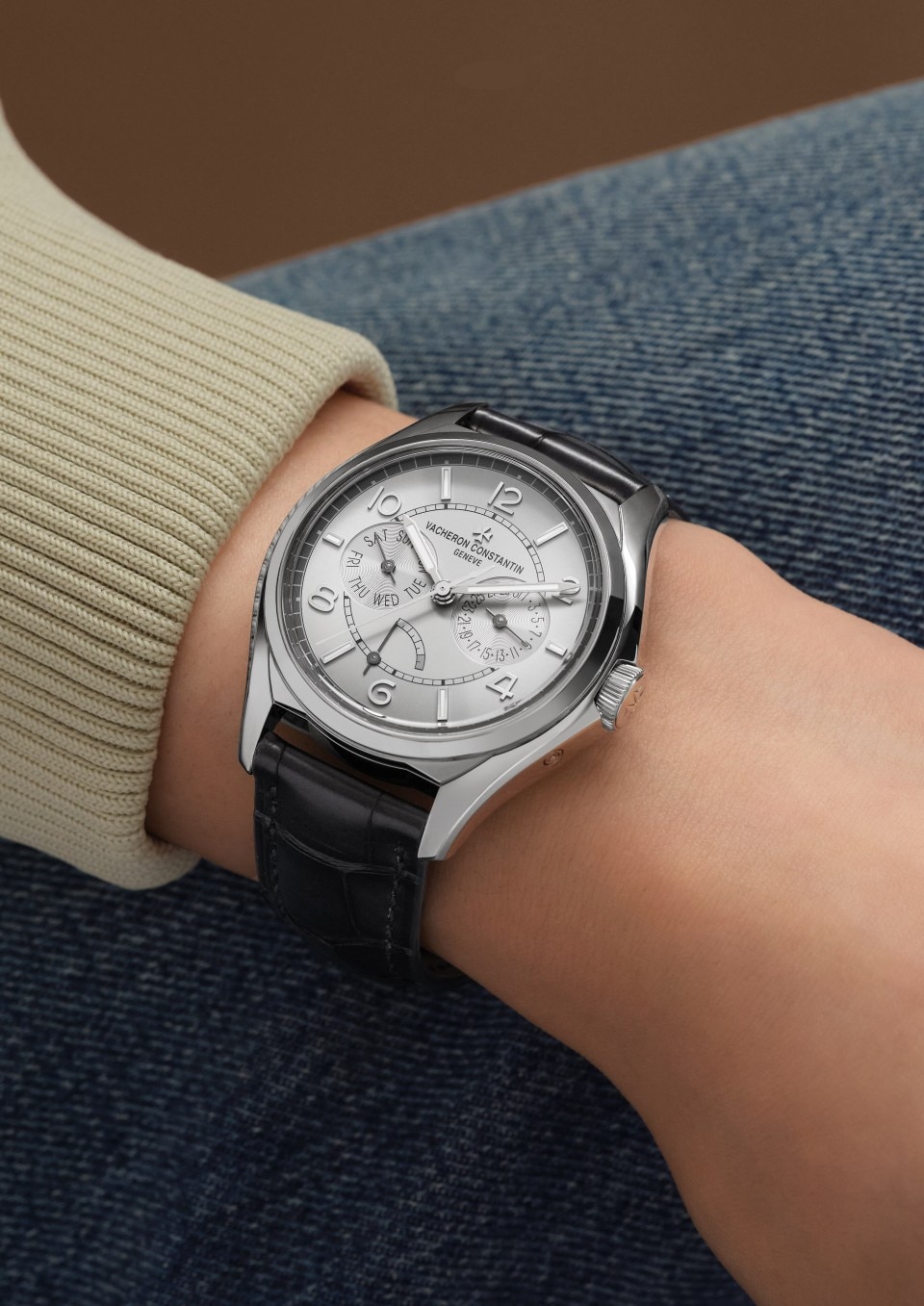- Фото изделия в стиле Lifestyle - Часы - Fiftysix с индикацией дня недели и даты - 40 mm Сталь c Кожа аллигатора ремешком
