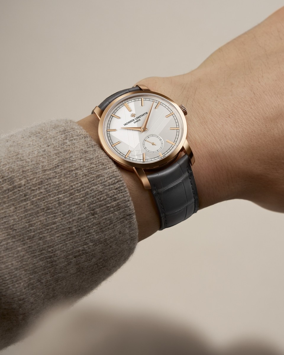 Альтернативный обзор - Фото изделия в стиле Lifestyle - Часы - Traditionnelle с ручным заводом - 38 mm Розовое золото c Кожа аллигатора ремешком