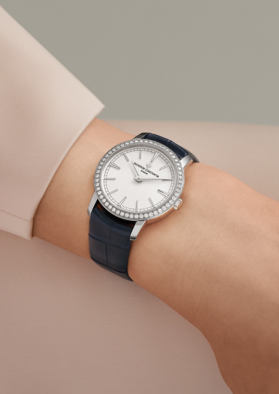  - Lifestyle product photo - Watch - Traditionnelle manual-winding - 33 mm White Gold with Alligator leather strap