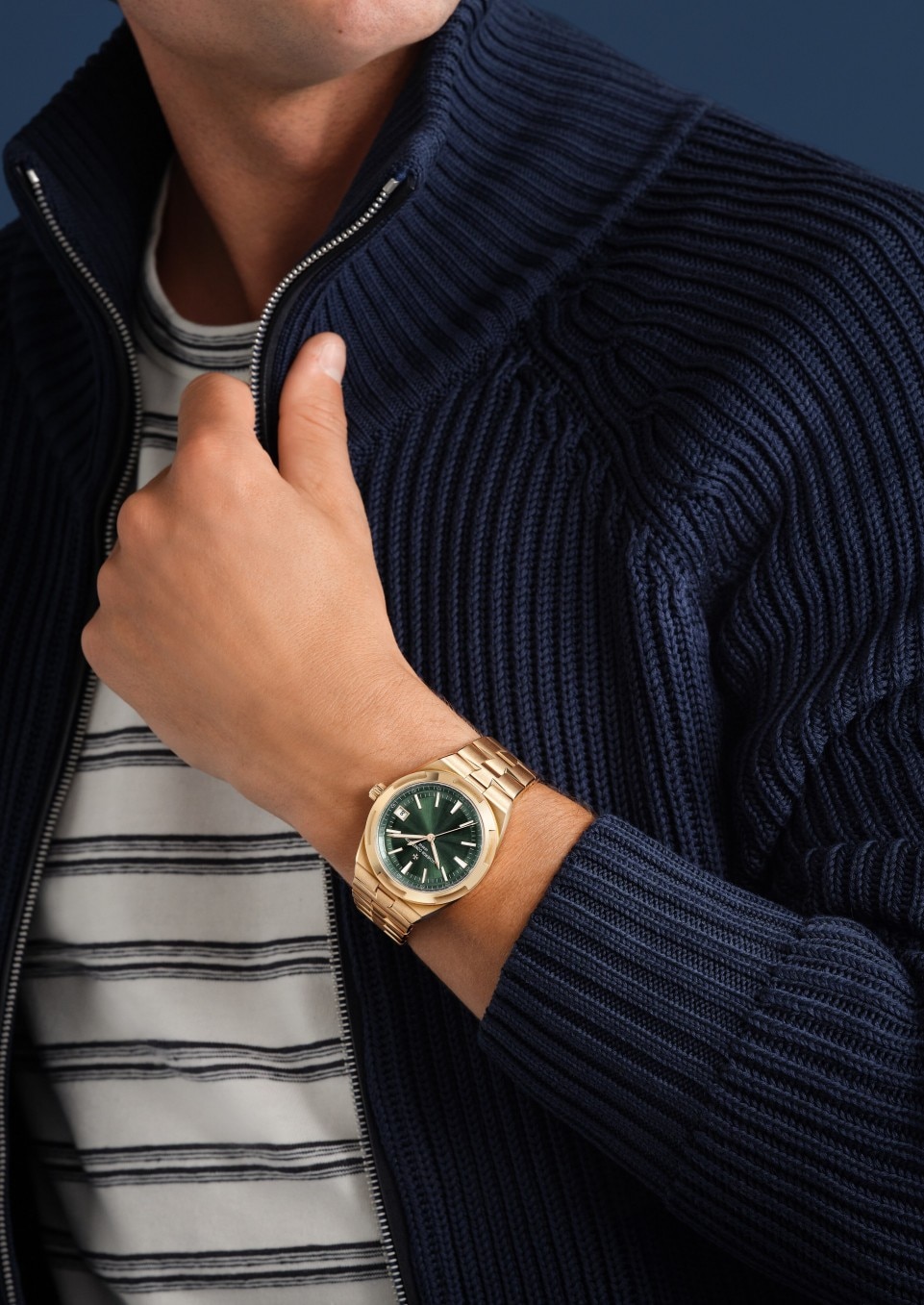 - Фото изделия в стиле Lifestyle - Часы - Overseas с автоматическим подзаводом - 41 mm Розовое золото c Кожа теленка с зернением, Каучук Ремешки