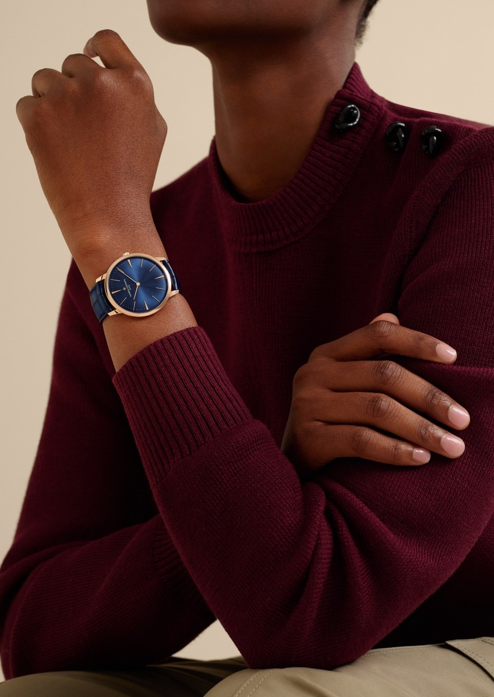 - Фото изделия в стиле Lifestyle - Часы - Patrimony с ручным заводом - 40 mm Розовое золото c Кожа аллигатора ремешком