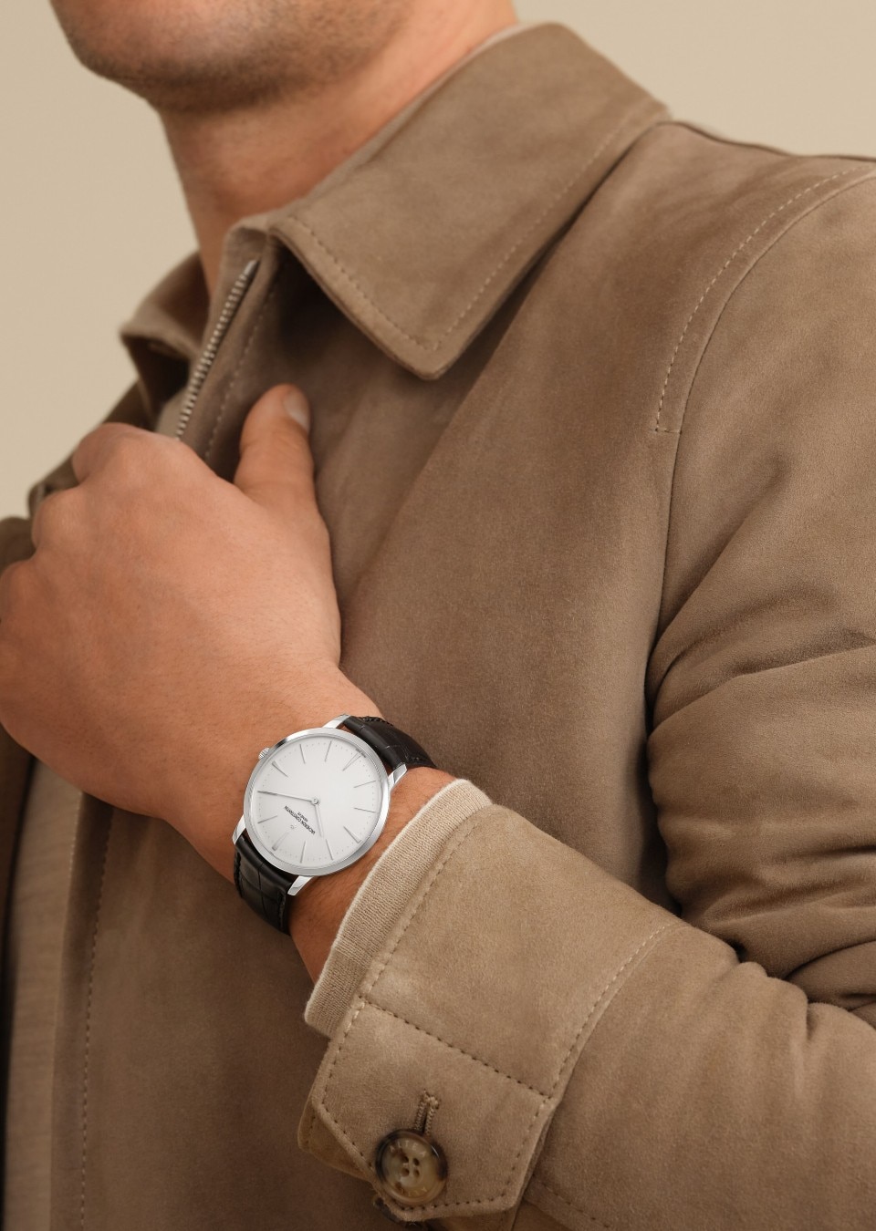 - Фото изделия в стиле Lifestyle - Часы - Patrimony с ручным заводом - 40 mm Белое золото c Кожа аллигатора ремешком