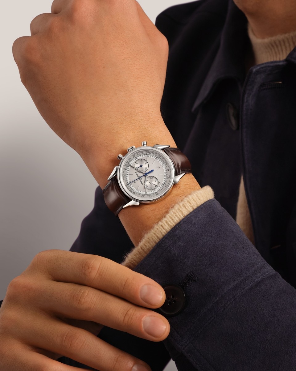 Vue alternative - Photo produit lifestyle - Montre - Historiques Cornes de Vache 1955 - 38.5 mm Acier avec Cuir de veau bracelet