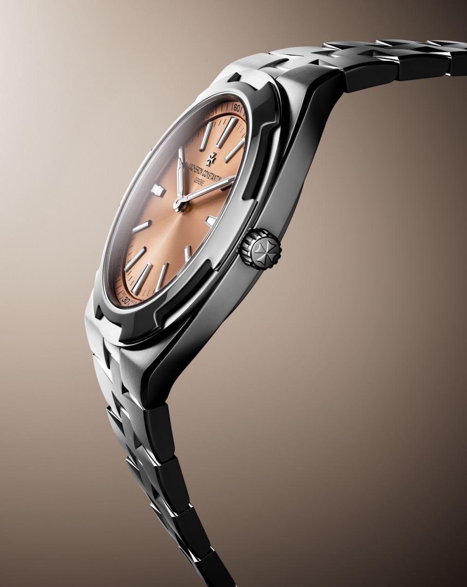 3/4 view - Packshot - Watch - Overseas self-winding ultra-thin - 39.55 mm Platinum with Rubber, Alligator leather, 950 platinum straps