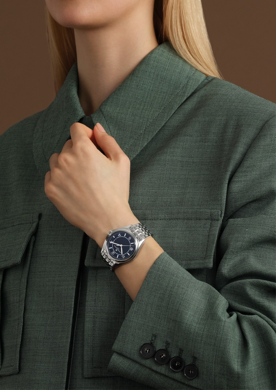 - Фото изделия в стиле Lifestyle - Часы - Fiftysix Автоматический подзавод - 40 mm Сталь c ремешком