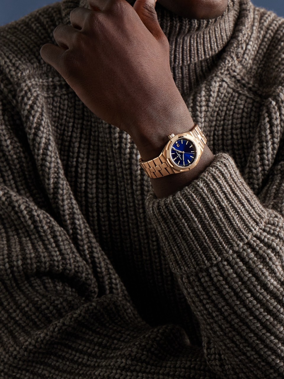 - Lifestyle product photo - Watch - Overseas self-winding - 34.5 mm Pink Gold with Rubber, Grained calfskin leather straps