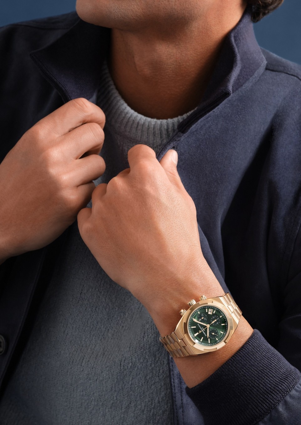 - Фото изделия в стиле Lifestyle - Часы - Overseas с функцией хронографа - 42.5 mm Розовое золото c Кожа теленка с зернением, Каучук Ремешки