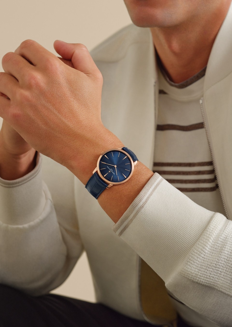 - Фото изделия в стиле Lifestyle - Часы - Patrimony с ручным заводом - 40 mm Розовое золото c Кожа аллигатора ремешком