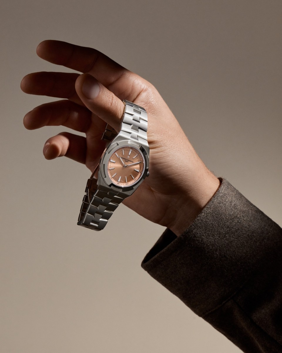 Alternative view - Lifestyle product photo - Watch - Overseas self-winding ultra-thin - 39.55 mm Platinum with Rubber, Alligator leather, 950 platinum straps