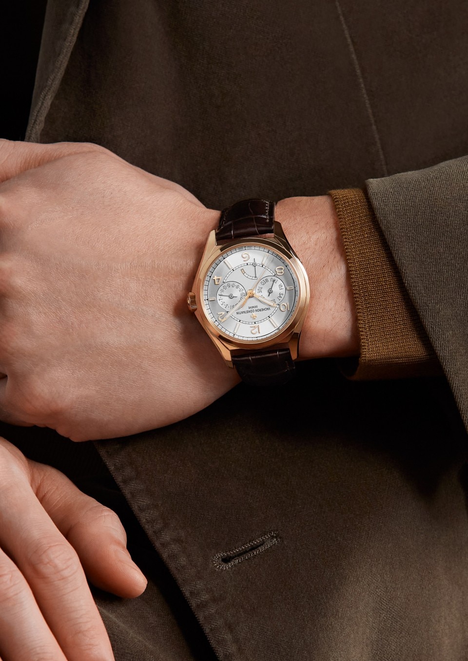 - Фото изделия в стиле Lifestyle - Часы - Fiftysix с индикацией дня недели и даты - 40 mm Розовое золото c Кожа аллигатора ремешком