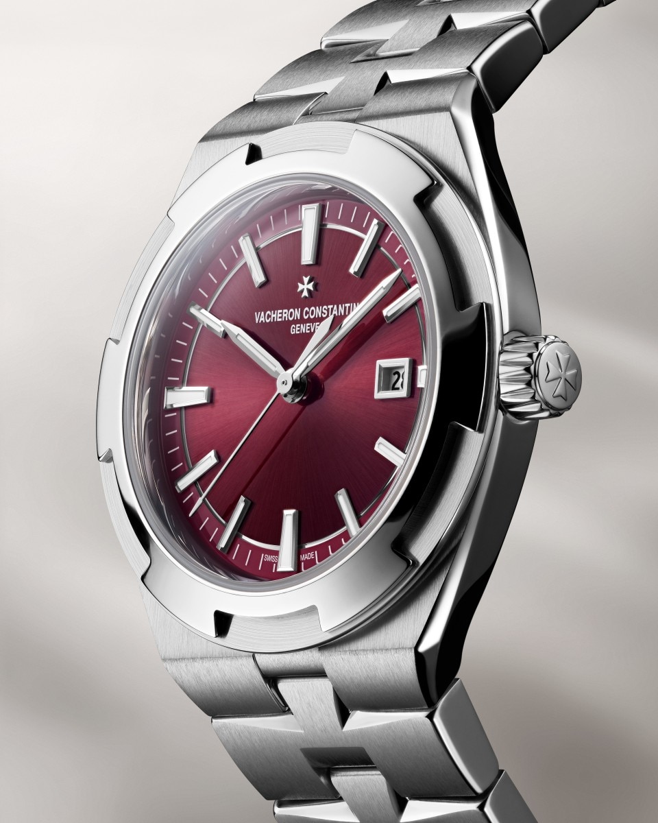 3/4 view - Packshot - Watch - Overseas self-winding - 34.5 mm Steel with Alligator leather, Rubber, Stainless steel straps