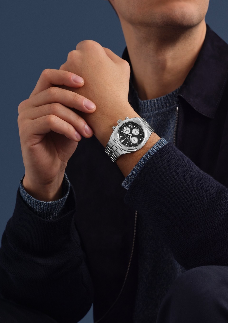 - Фото изделия в стиле Lifestyle - Часы - Overseas с функцией хронографа - 42.5 mm Сталь c Кожа теленка с зернением, Каучук Ремешки
