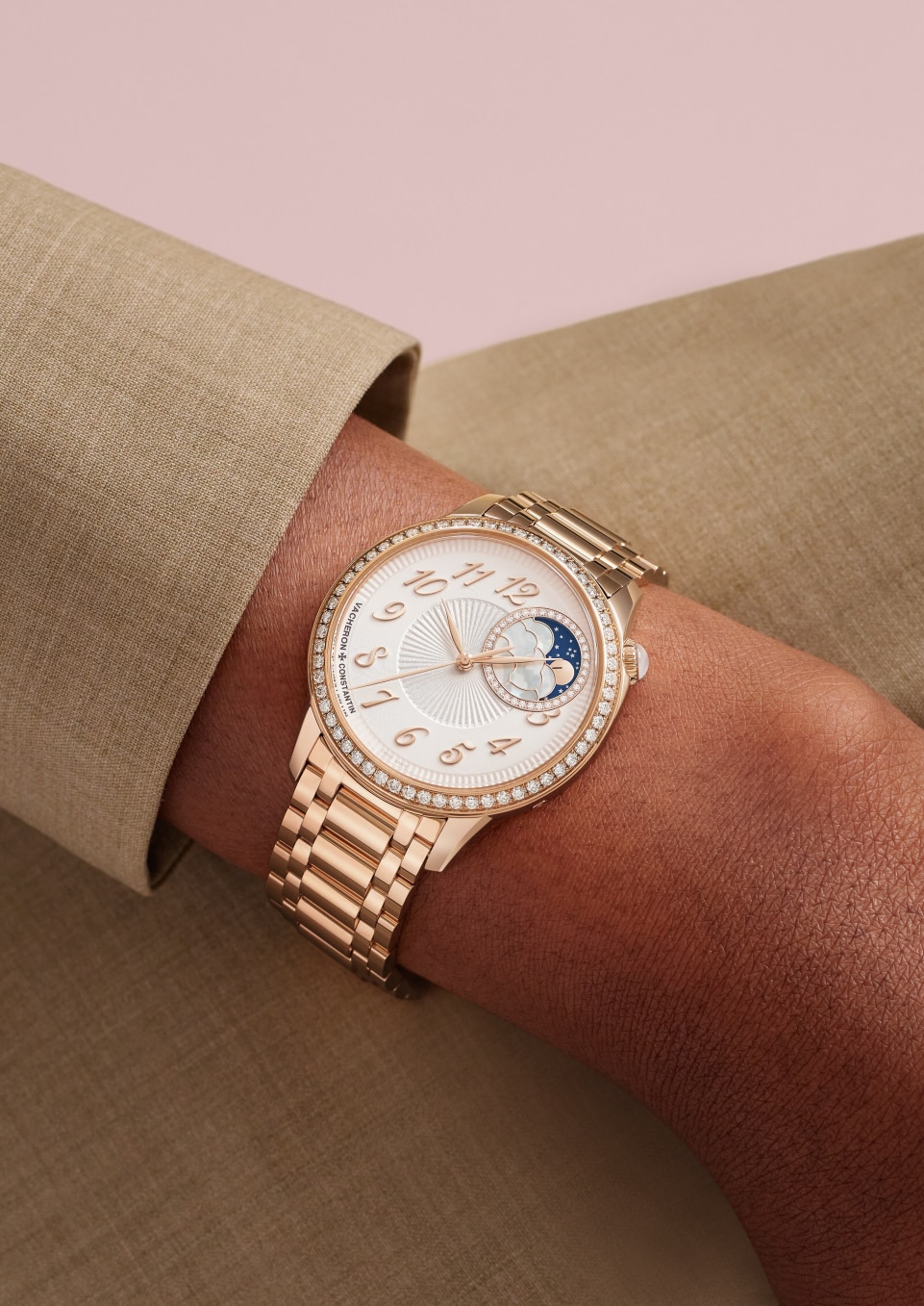  - Lifestyle-Produktfoto - Uhr - Égérie Mondphase - 37 mm Roségold mit 18-karätiges Roségold Armband