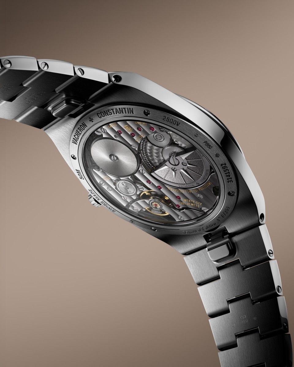 3/4 view - Packshot - Watch - Overseas self-winding ultra-thin - 39.55 mm Platinum with Rubber, Alligator leather, 950 platinum straps