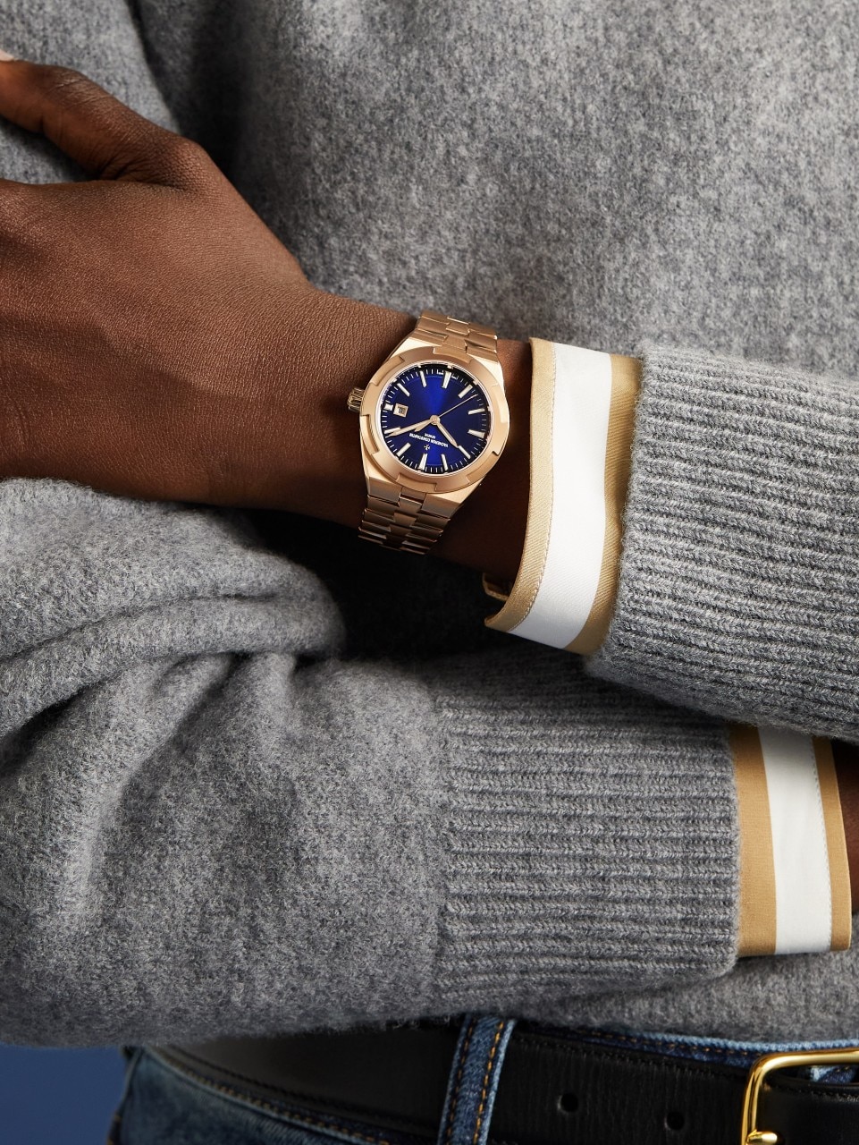 - Lifestyle product photo - Watch - Overseas self-winding - 34.5 mm Pink Gold with Rubber, Grained calfskin leather straps