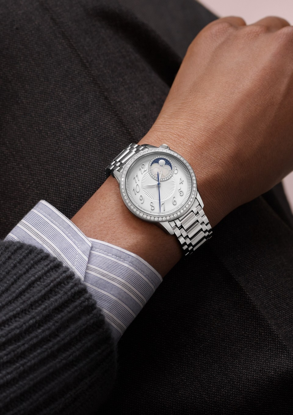 - Фото изделия в стиле Lifestyle - Часы - Égérie с указателем фаз Луны - 37 mm Сталь c ремешком