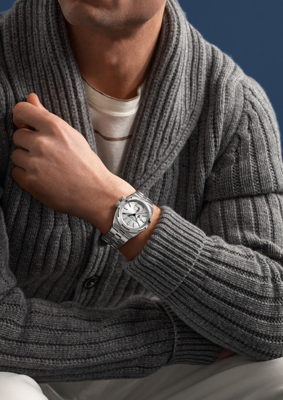 - Фото изделия в стиле Lifestyle - Часы - Overseas с функцией второго часового пояса - 41 mm Сталь c Каучук, Кожа теленка с зернением Ремешки
