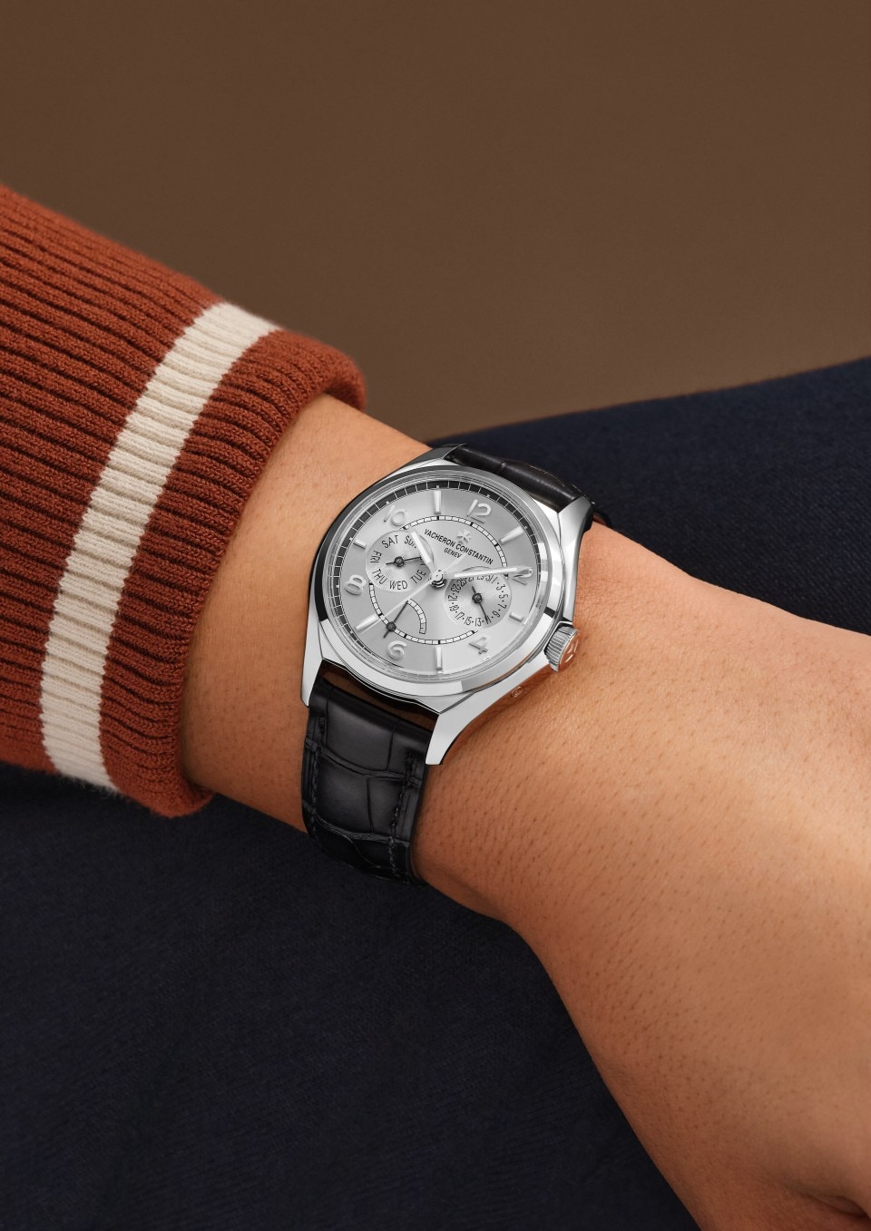 - Фото изделия в стиле Lifestyle - Часы - Fiftysix с индикацией дня недели и даты - 40 mm Сталь c Кожа аллигатора ремешком