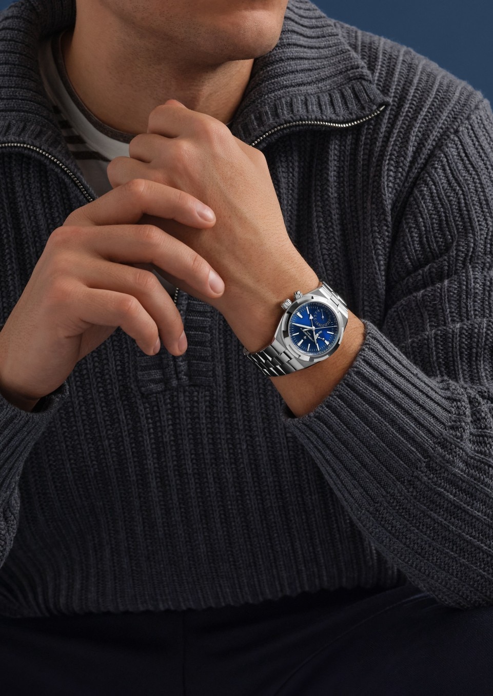 - Фото изделия в стиле Lifestyle - Часы - Overseas с функцией второго часового пояса - 41 mm Сталь c Каучук, Кожа теленка с зернением Ремешки