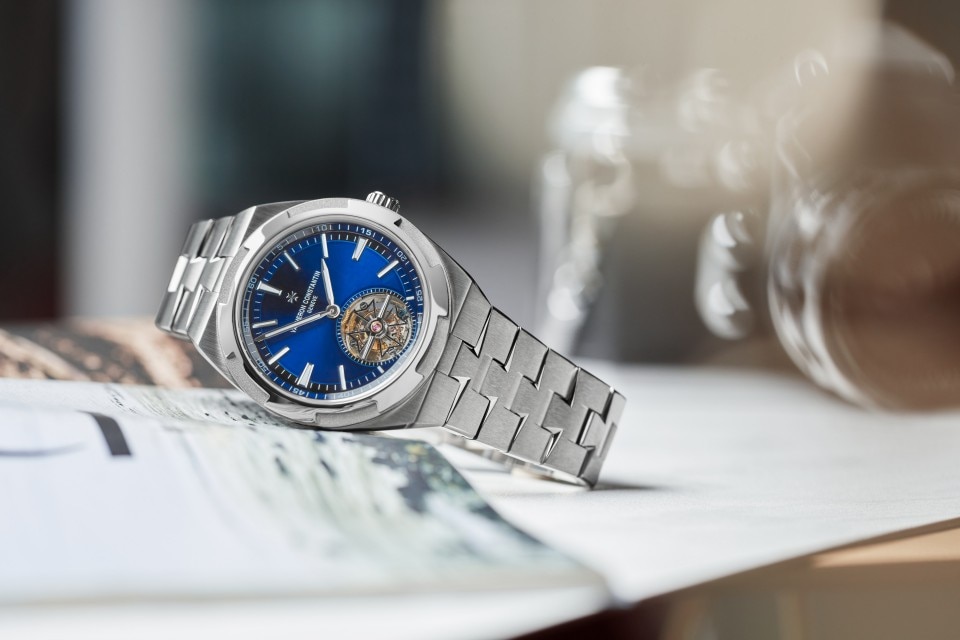 Altra prospettiva - Foto prodotto in contesto - Orologio - Overseas tourbillon - 42.5 mm Titanio con Pelle di vitello granulata, Caucciù Cinturini