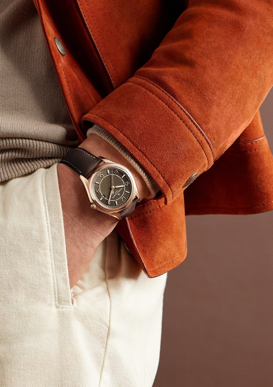 - Фото изделия в стиле Lifestyle - Часы - Fiftysix Автоматический подзавод - 40 mm Розовое золото c Кожа теленка ремешком