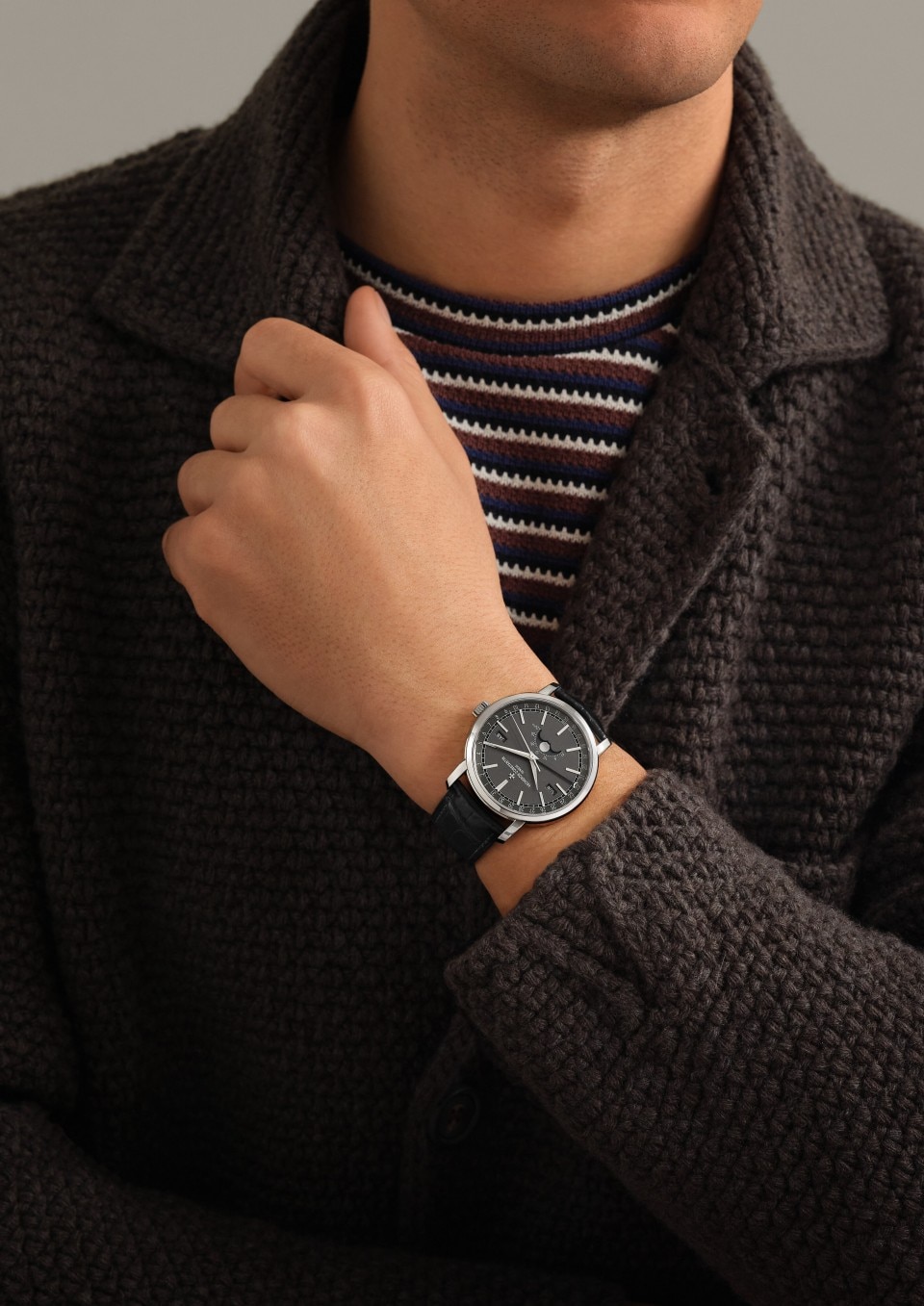 - Фото изделия в стиле Lifestyle - Часы - Traditionnelle с полным календарем - 41 mm Белое золото c Кожа аллигатора ремешком
