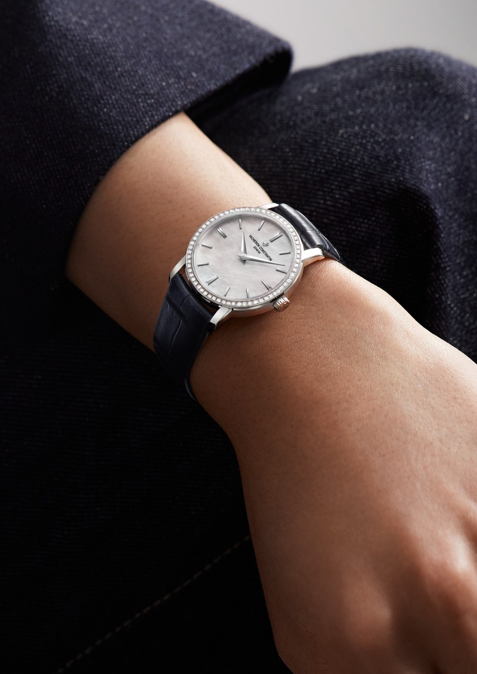 - Lifestyle product photo - Watch - Traditionnelle quartz - 30 mm White Gold with Alligator leather strap