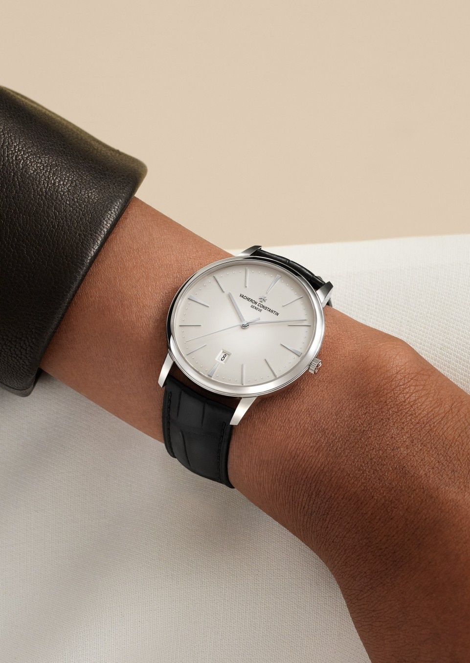- Фото изделия в стиле Lifestyle - Часы - Patrimony с автоматическим подзаводом - 40 mm Белое золото c Кожа аллигатора ремешком