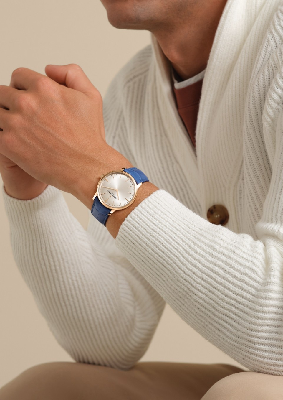 - Фото изделия в стиле Lifestyle - Часы - Patrimony с ручным заводом - 39 mm Розовое золото c Кожа аллигатора ремешком