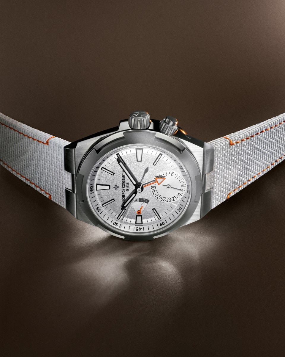 Vista a 3/4 - Foto del producto con contexto - Reloj - Overseas dual time Puntos Cardinales - Norte - 41 mm Titanio con Caucho, Titanio Correas