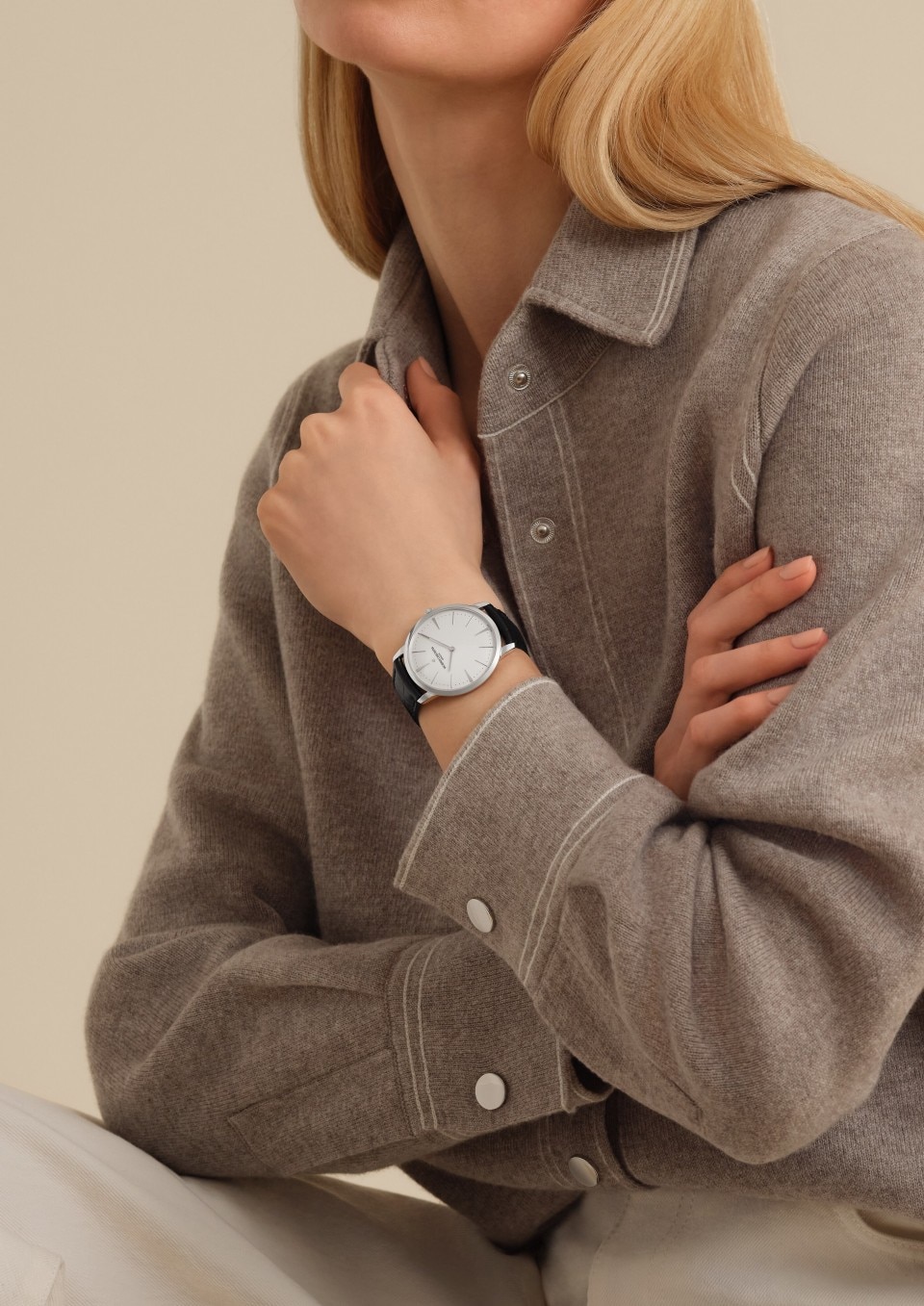 - Фото изделия в стиле Lifestyle - Часы - Patrimony с ручным заводом - 40 mm Белое золото c Кожа аллигатора ремешком