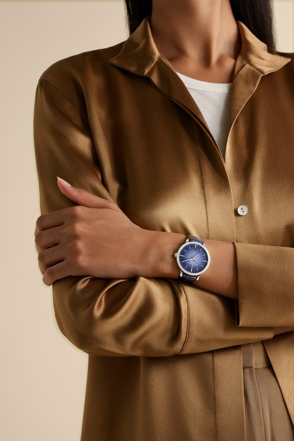 - Фото изделия в стиле Lifestyle - Часы - Patrimony с автоматическим подзаводом - 36.5 mm Белое золото c Кожа аллигатора ремешком
