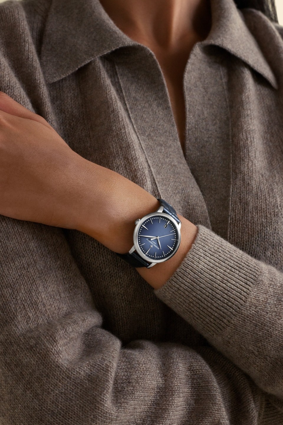 - Фото изделия в стиле Lifestyle - Часы - Patrimony с автоматическим подзаводом - 36.5 mm Белое золото c Кожа аллигатора ремешком