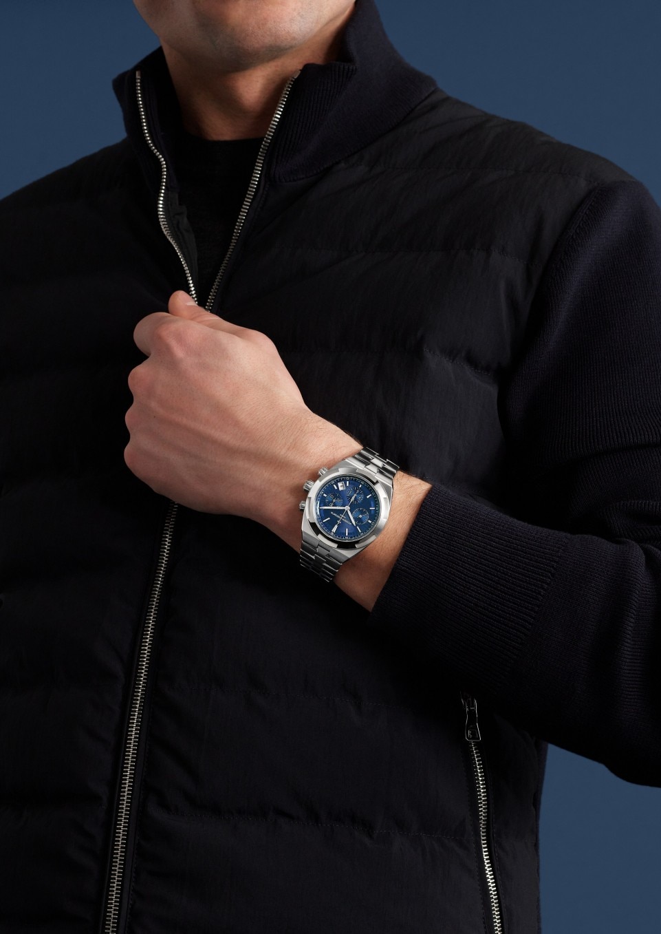 - Фото изделия в стиле Lifestyle - Часы - Overseas с функцией хронографа - 42.5 mm Сталь c Кожа теленка с зернением, Каучук Ремешки