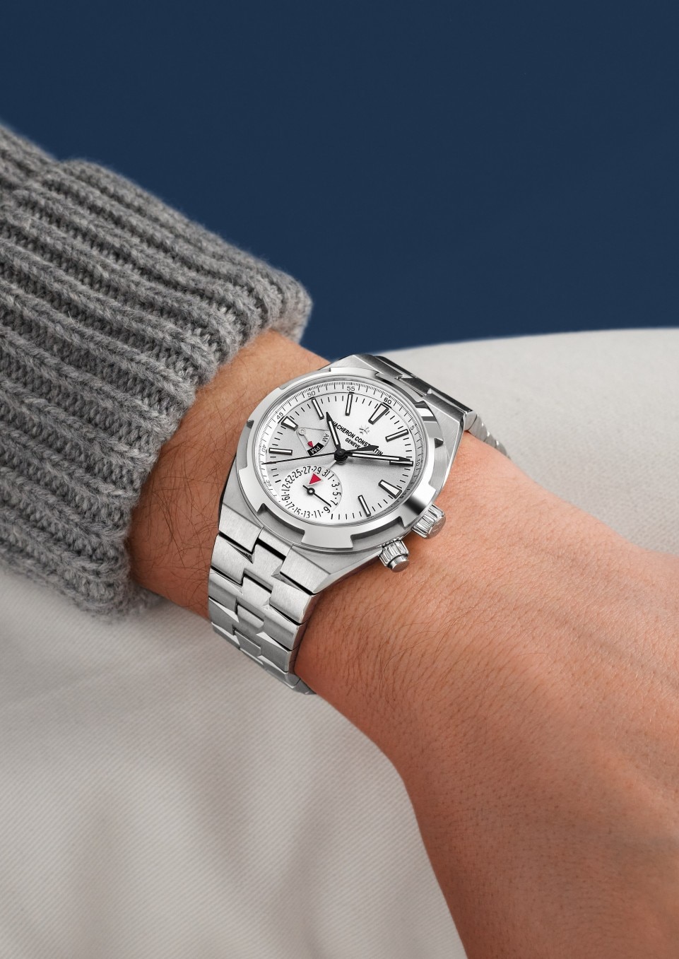 - Фото изделия в стиле Lifestyle - Часы - Overseas с функцией второго часового пояса - 41 mm Сталь c Каучук, Кожа теленка с зернением Ремешки