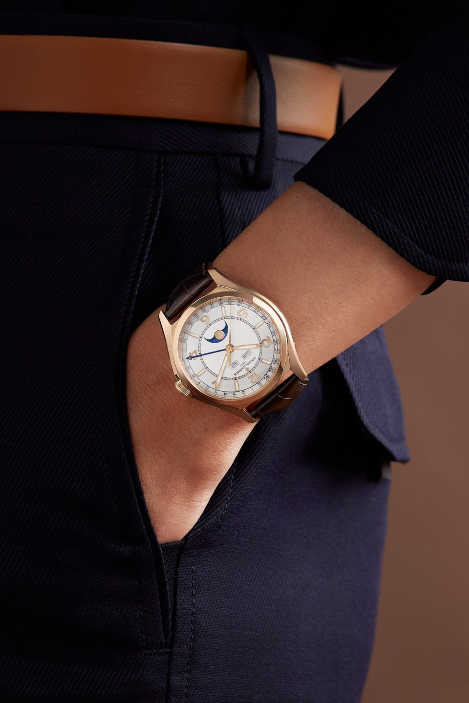 - Фото изделия в стиле Lifestyle - Часы - Fiftysix с полным календарем - 40 mm Розовое золото c Кожа аллигатора ремешком