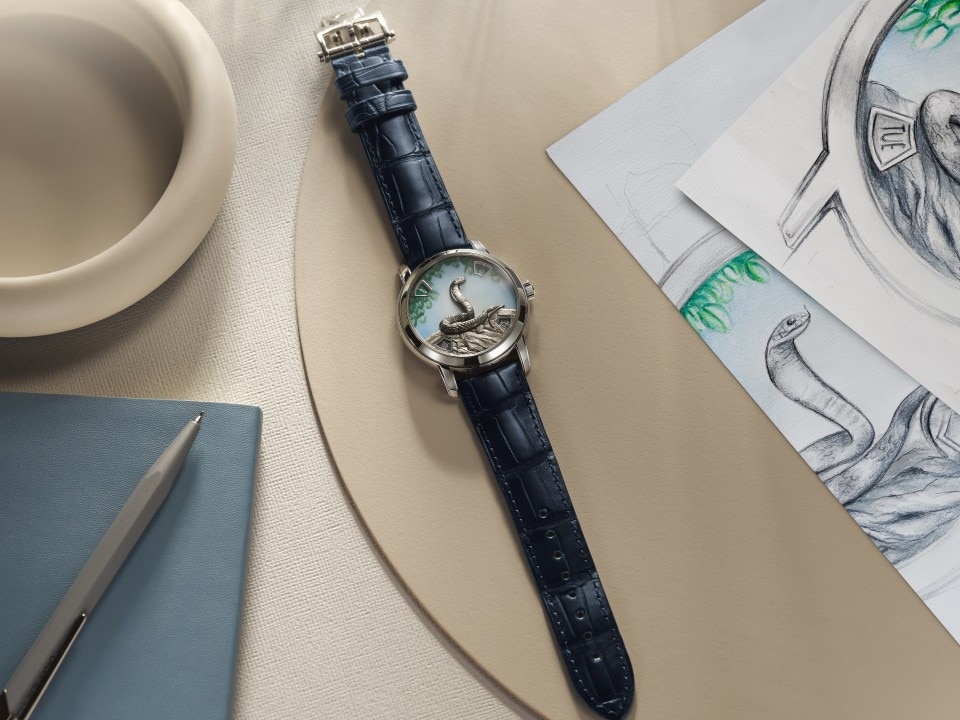 Sonstige Ansicht - Lifestyle-Produktfoto - Uhr - Métiers d’Art Die Legende des chinesischen Tierkreises – das Jahr der Schlange - 40 mm Platin mit Alligatorleder Armband