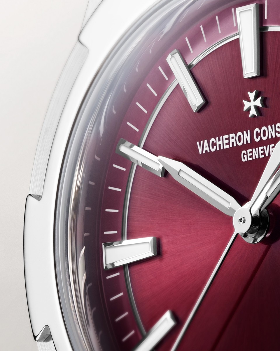 Close-up view - Packshot - Watch - Overseas self-winding - 34.5 mm Steel with Alligator leather, Rubber, Stainless steel straps