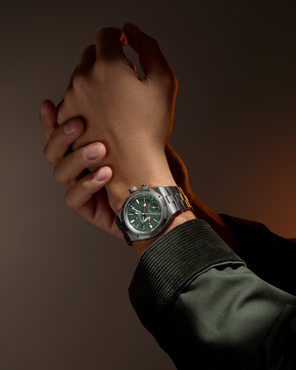 Alternative Ansicht - Lifestyle-Produktfoto - Uhr - Overseas Dual Time Cardinal Points - West - 41 mm Titan mit Kautschuk, Titan Armbänder